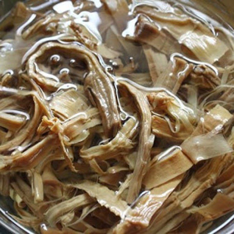 Step 1 Preprocess dried bamboo shoots Stir-fried dried bamboo shoots with mixed vegetables