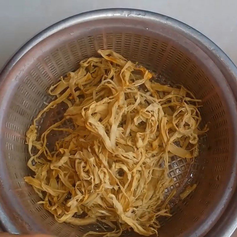 Step 1 Preprocess dried bamboo shoots Stir-fried dried bamboo shoots with mixed vegetables