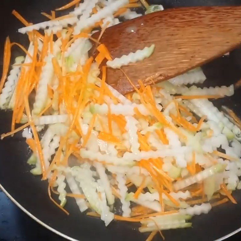 Step 3 Stir-fry bamboo shoots with vegetables Stir-fried dried bamboo shoots