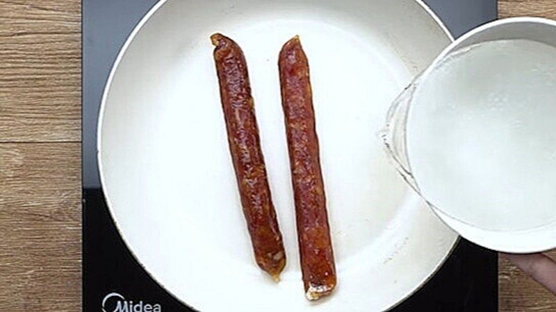 How to fry Chinese sausage with water