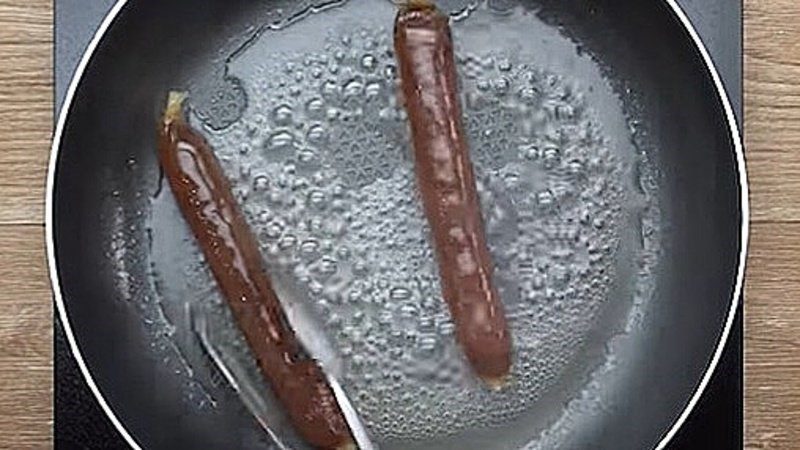 How to fry sausage with coconut water