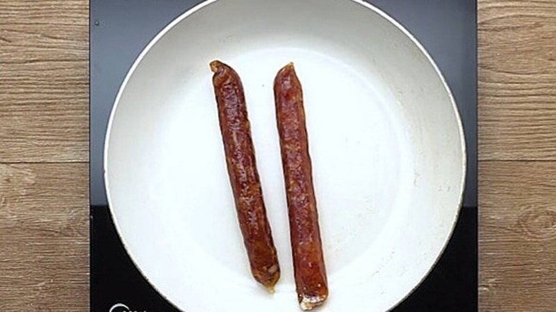 How to fry Chinese sausage with water