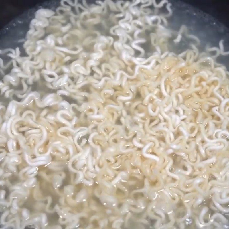 Step 1 Blanch the noodles for Spicy Cheese Samyang Noodles