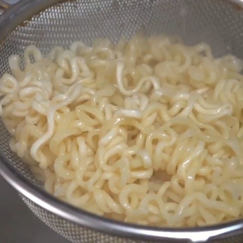 Step 1 Blanch the Samyang cheese noodles