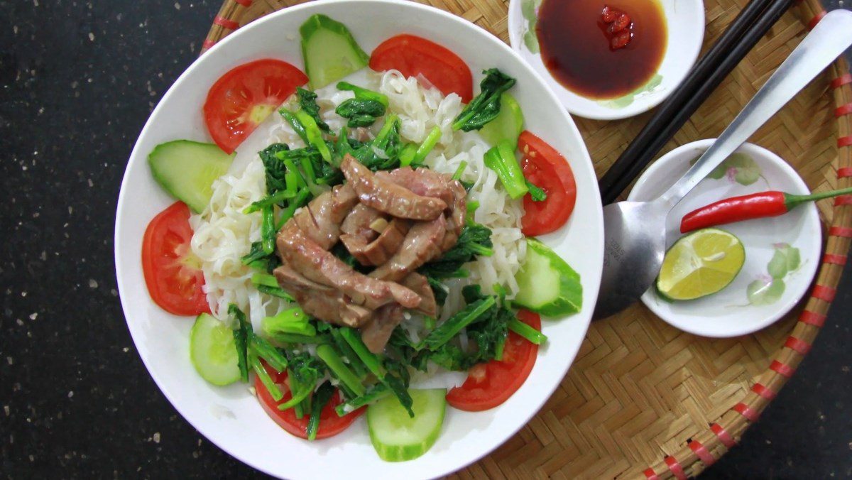 Chũ noodles stir-fried with mustard greens