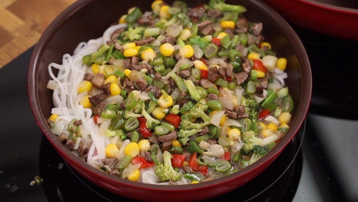 Stir-fried chũ noodles with beef