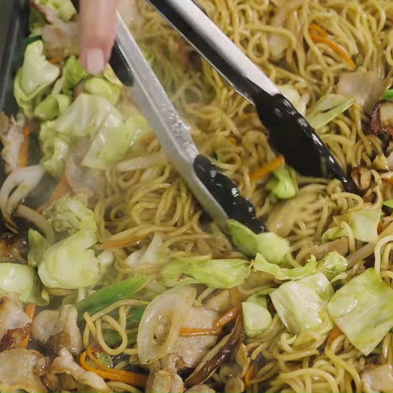 Step 4 Stir-fried Soba Noodles with Pork Filling