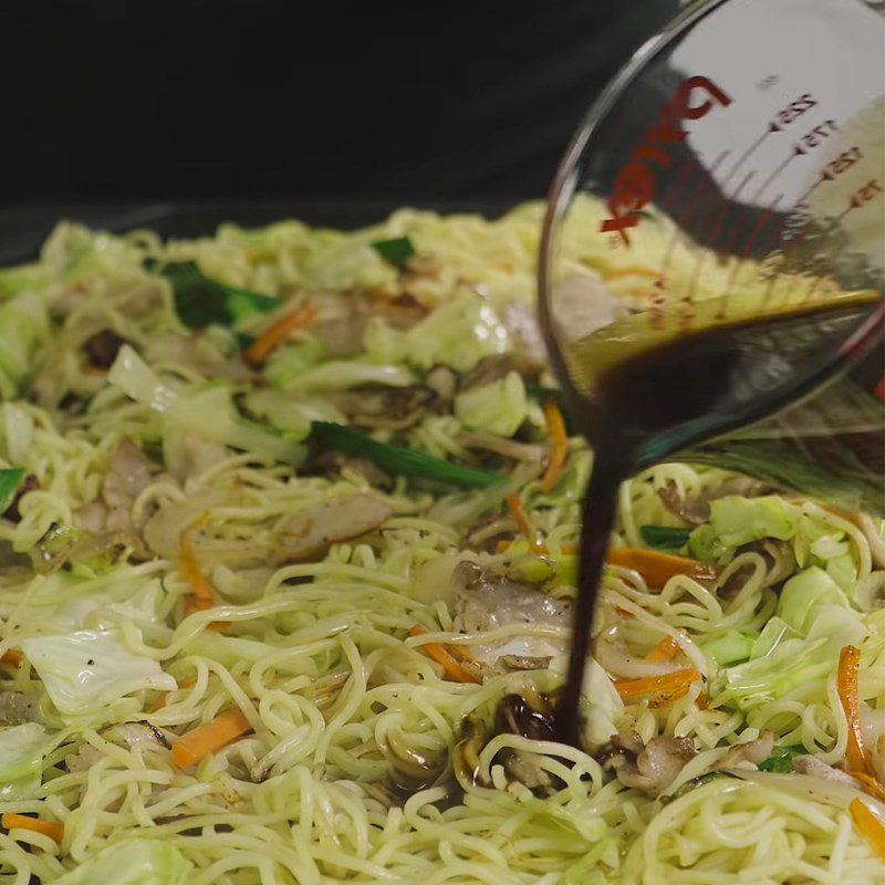 Step 4 Stir-fried Soba Noodles with Pork Filling