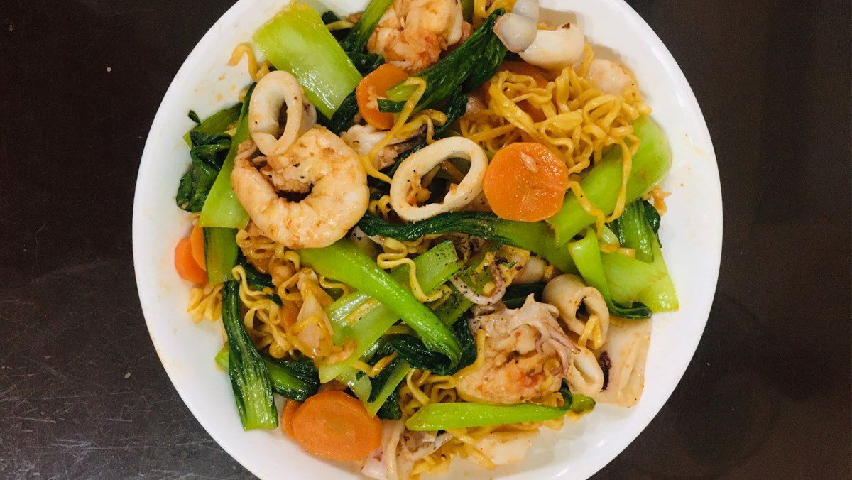 Instant Noodles Fried with Seafood (recipe shared by a user)