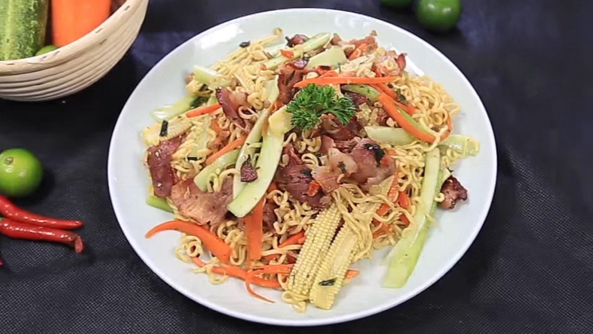 Stir-fried noodles with bacon