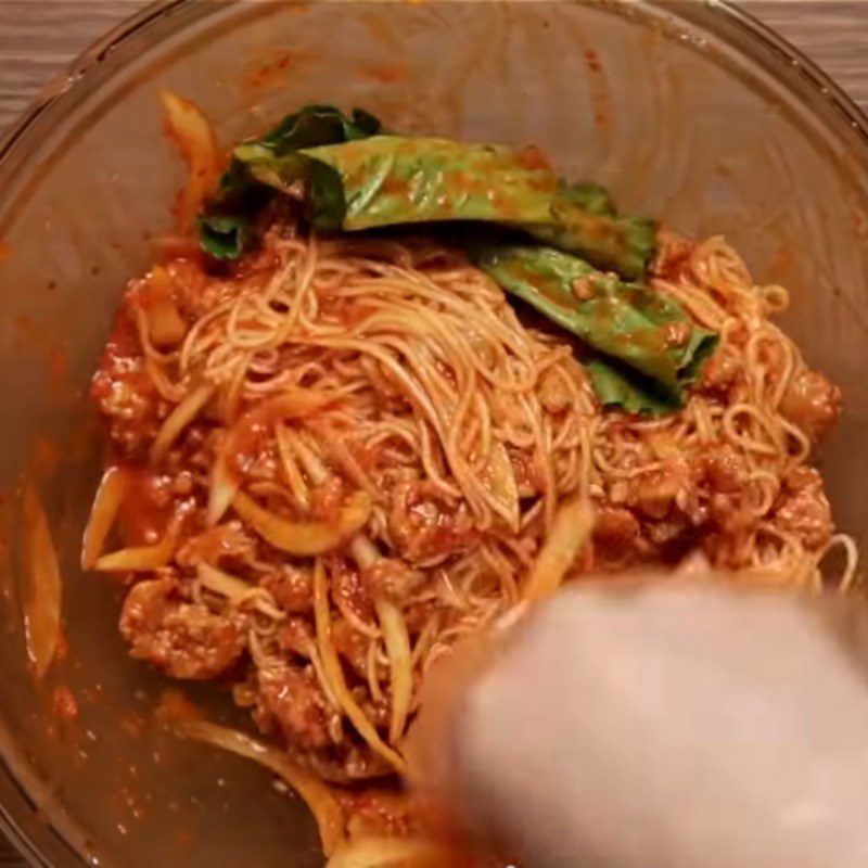 Step 3 Mixing the noodles Minced meat noodle mix