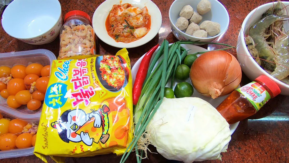 Ingredients for the dish of mixed noodles with runny yolk