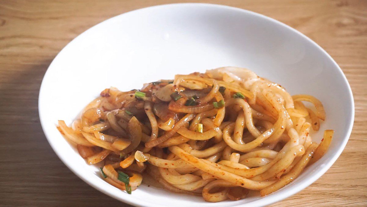 Spicy stir-fried udon noodles