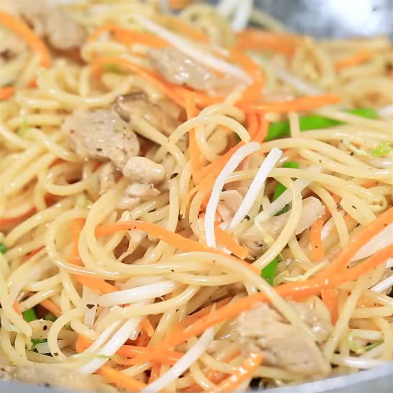 Step 4 Stir-fried noodles with chicken and mushrooms