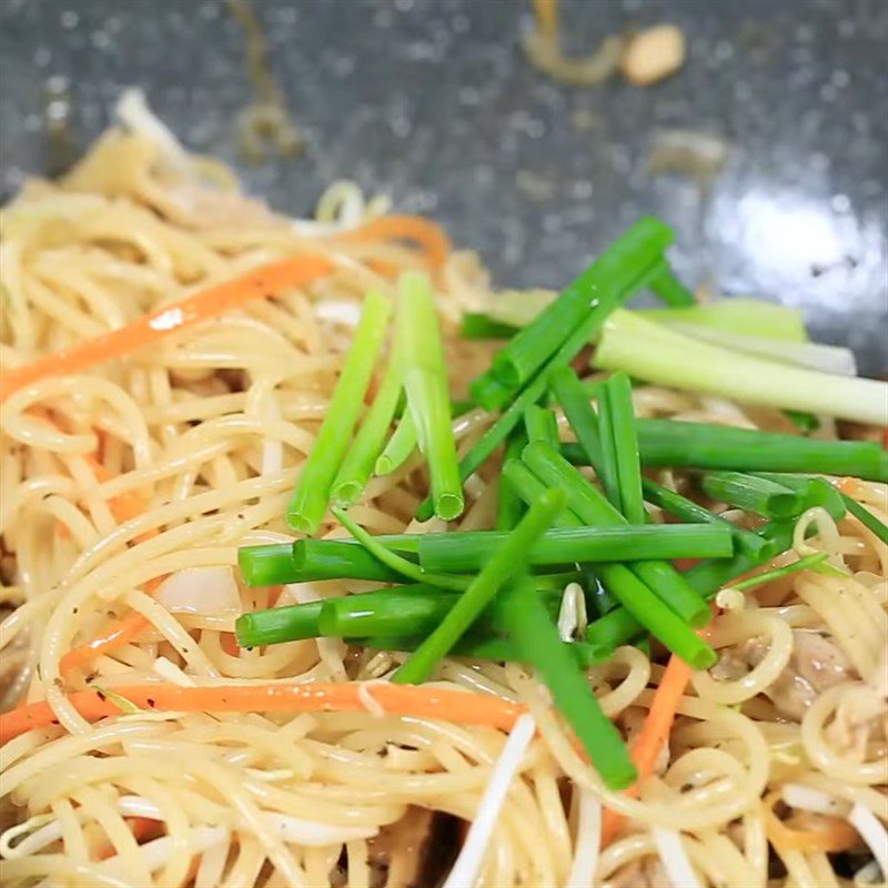 Step 4 Stir-fry noodles Chicken mushroom stir-fry