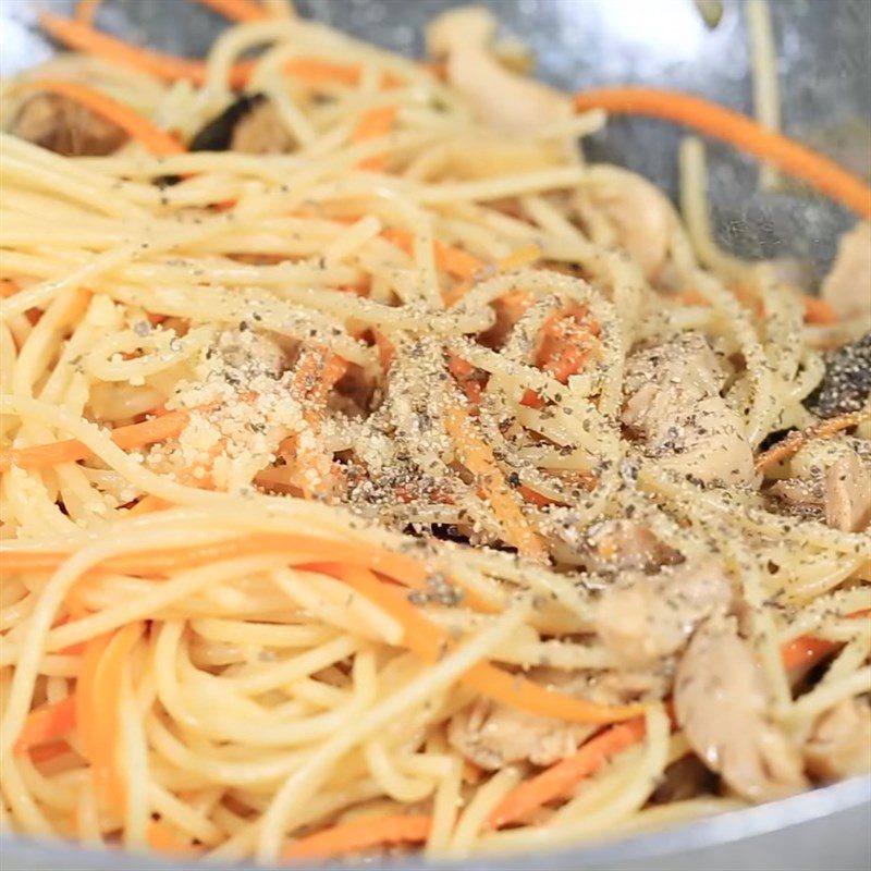 Step 4 Stir-fry noodles Chicken mushroom stir-fry