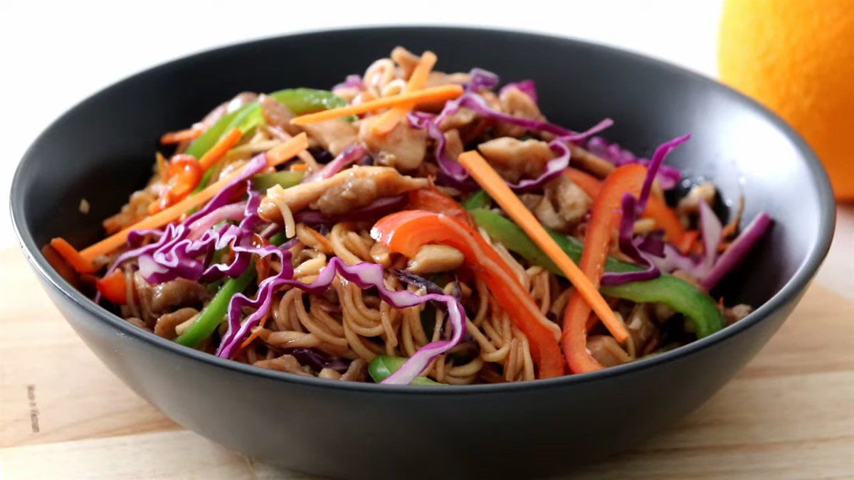 Chicken stir-fried noodles with vegetables