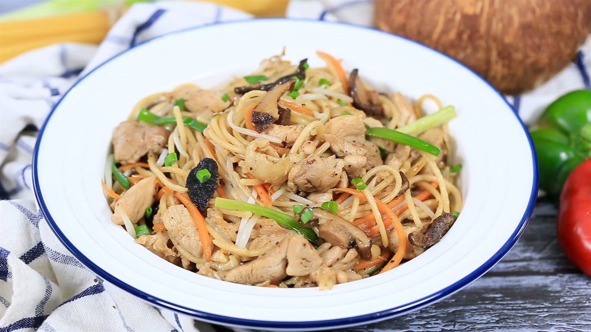 Stir-fried noodles with chicken and mushrooms