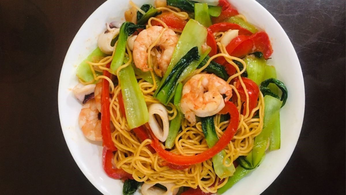 Stir-fried seafood noodles