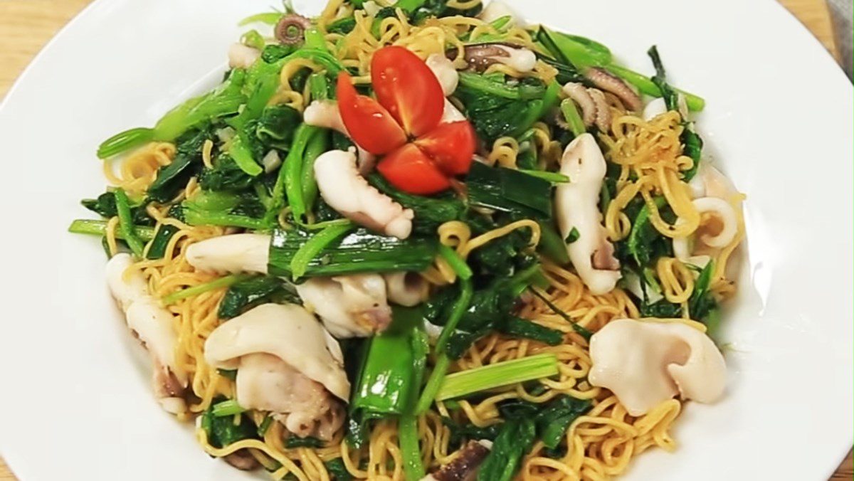 Fried Noodles with Octopus and Vegetables