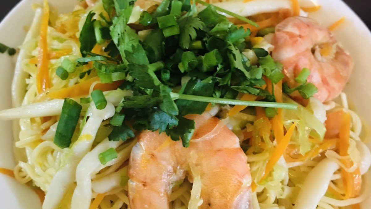 Stir-fried noodles with shrimp and vegetables