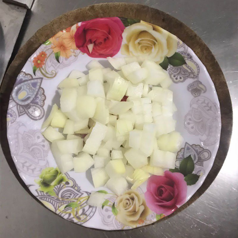 Step 1 Prepare the ingredients for Spaghetti with minced beef and tomato sauce (recipe shared by users)