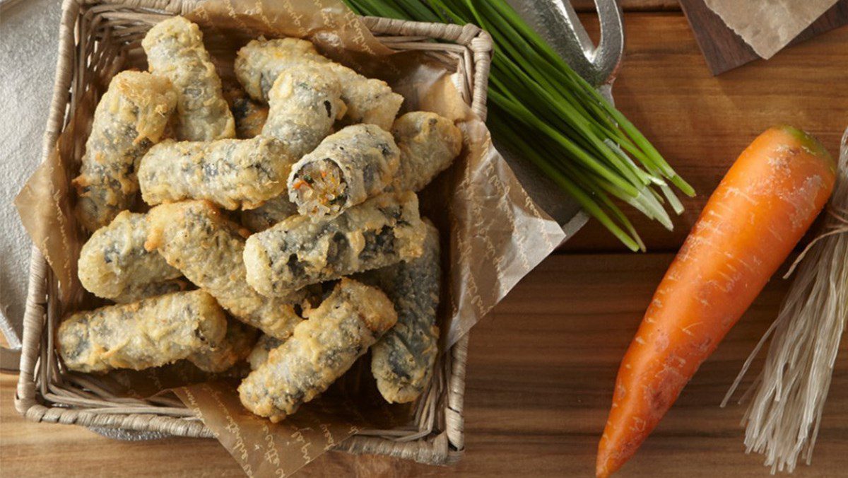 Seaweed spring rolls with egg and sausage