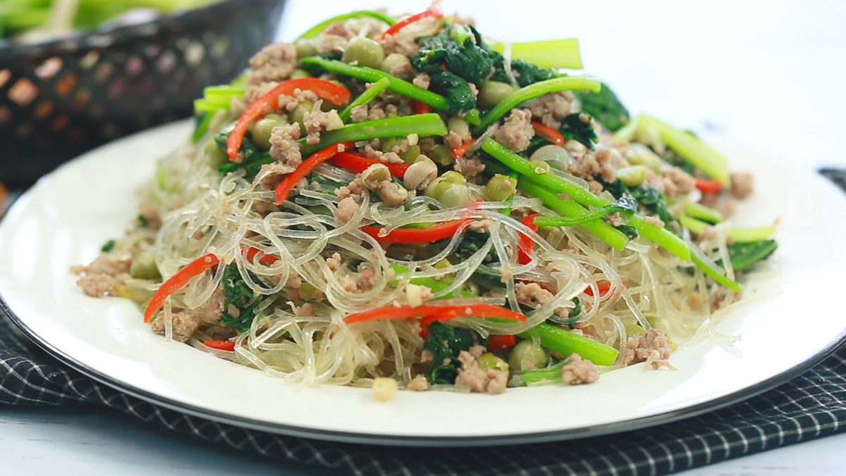 Stir-fried vermicelli with minced beef and vegetables