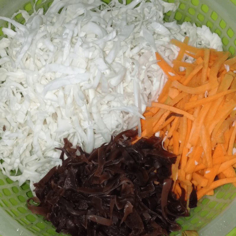 Step 1 Prepare the ingredients for Stir-fried noodles with cabbage