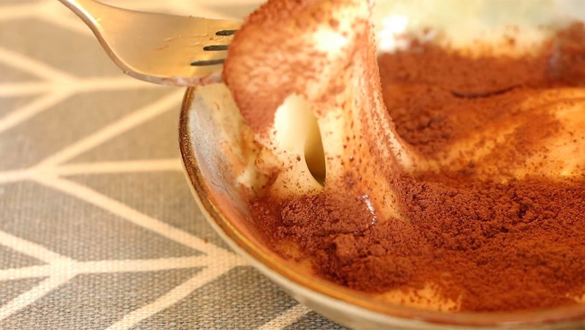 Mochi milk coated with cocoa powder