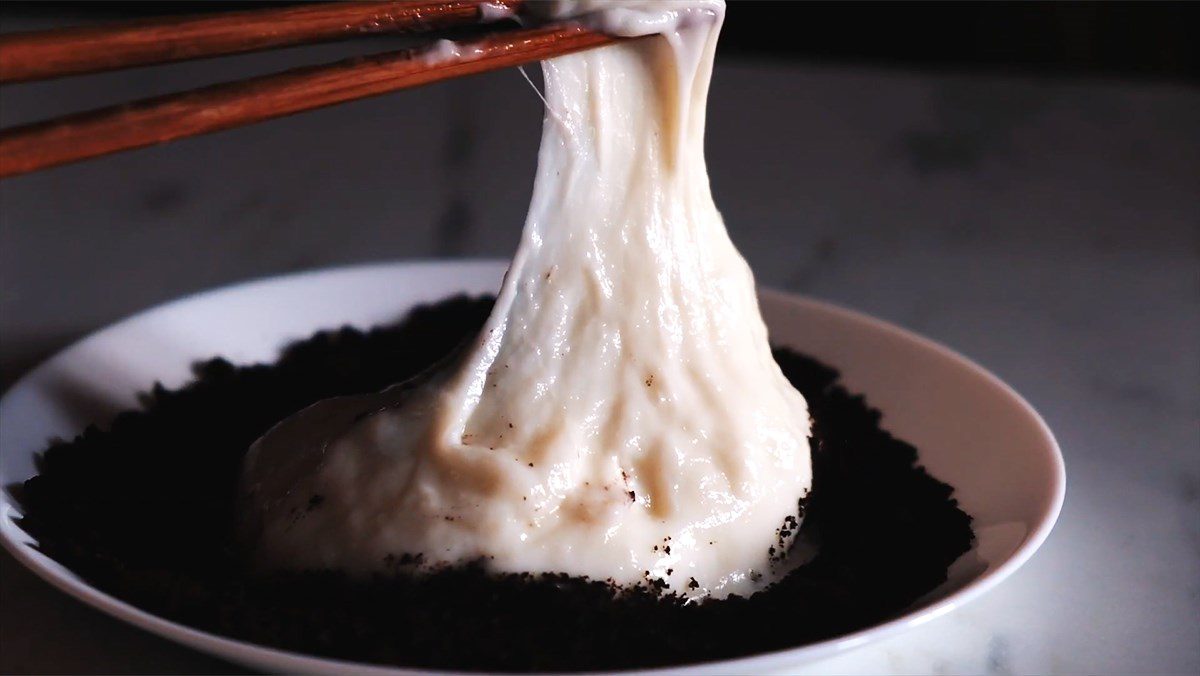 Oreo-covered milk mochi