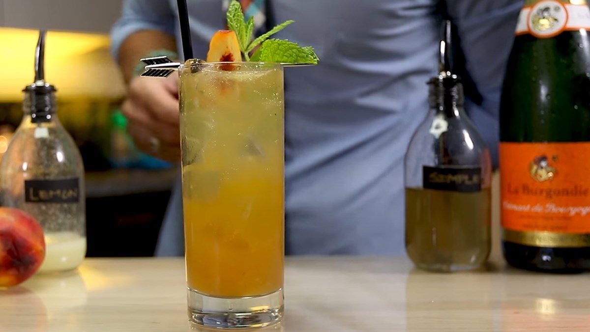 Alcoholic peach mojito