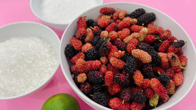 Ingredients for mulberry jam