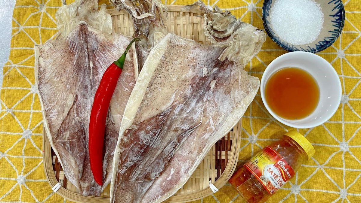 Ingredients for dry squid stir-fried with satay