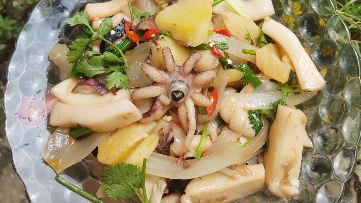 Stir-fried cuttlefish with pineapple and onion