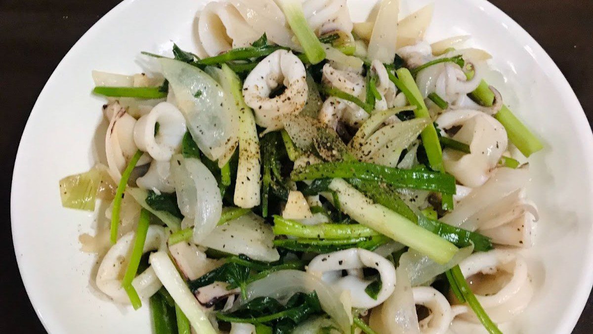 Stir-fried squid with celery and onion (Recipe shared by a user)