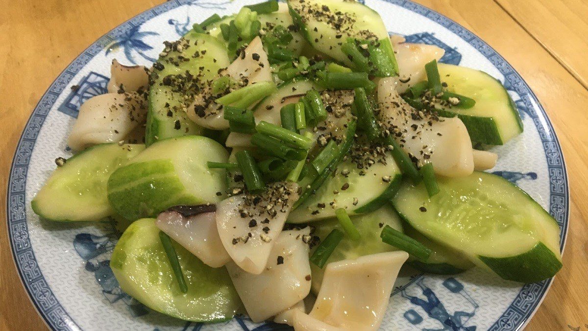 Stir-fried squid with cucumber