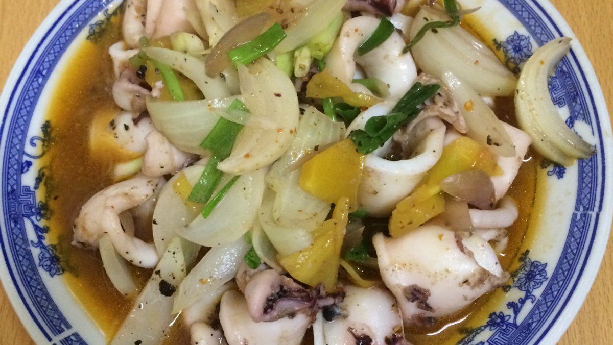 Squid stir-fried with pineapple and onion