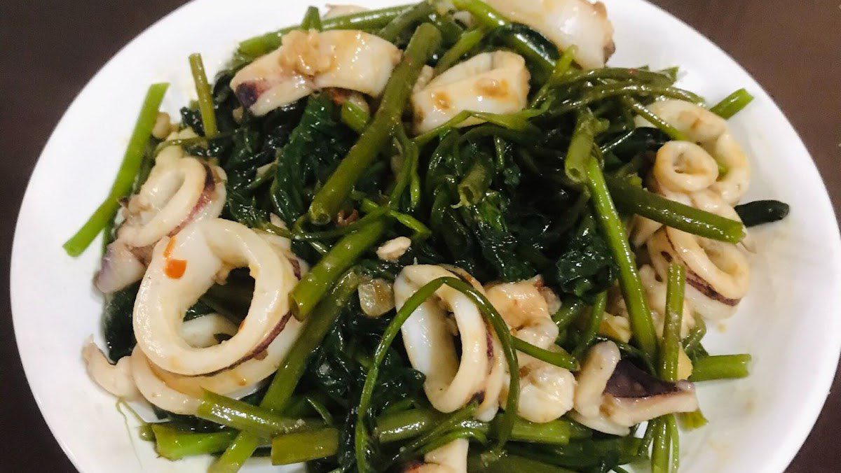 Stir-fried squid with water spinach