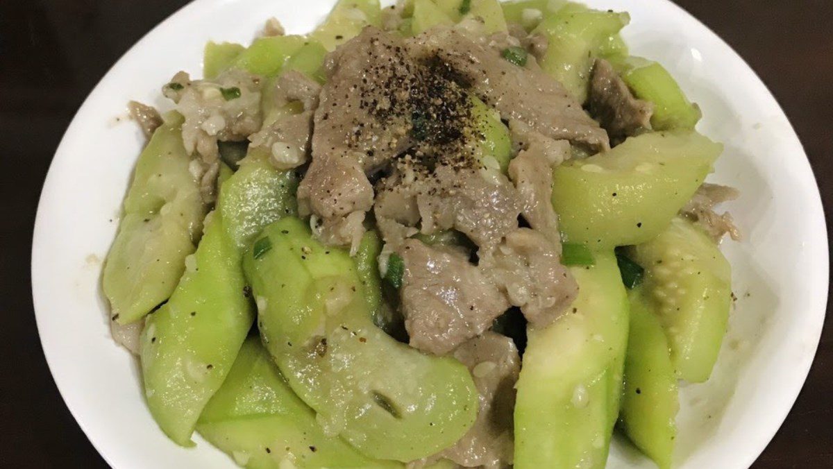 Sautéed gourd with pork