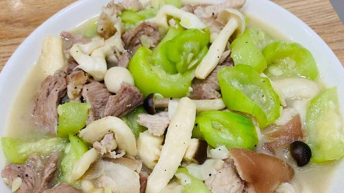 Stir-fried Gourd with Pork and Mushrooms