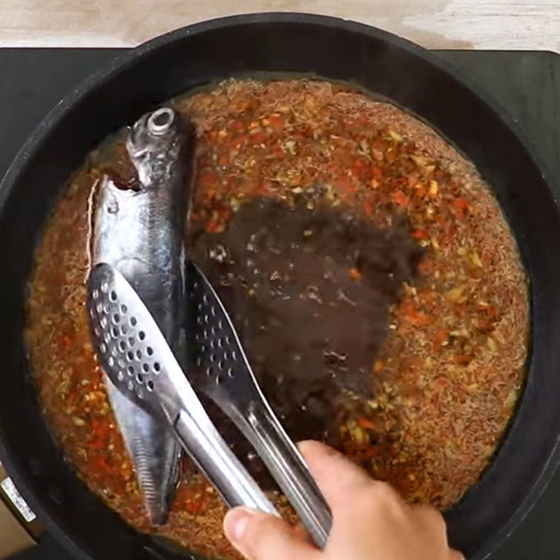 Step 3 Stewed fish Mackerel stewed with coca