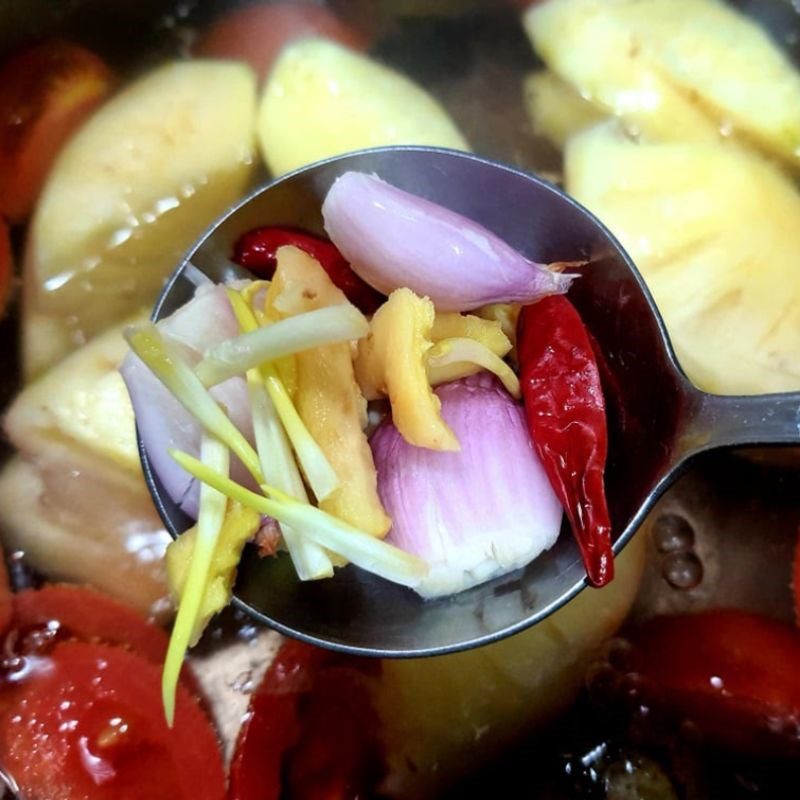 Step 3 Cooking pineapple fish soup