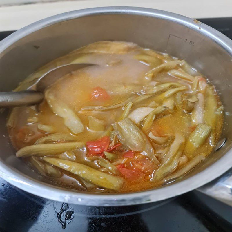 Step 3 Cook oyster soup with water spinach