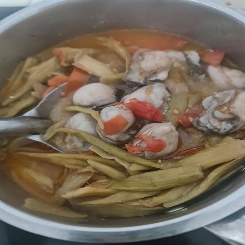 Step 3 Cook oyster soup with water spinach