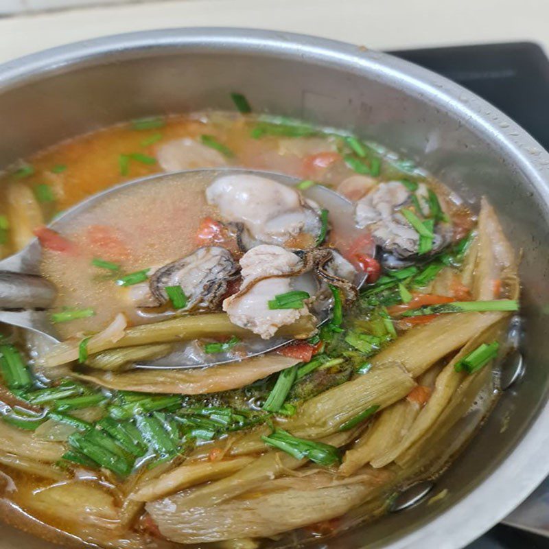 Step 3 Cook oyster soup with water spinach