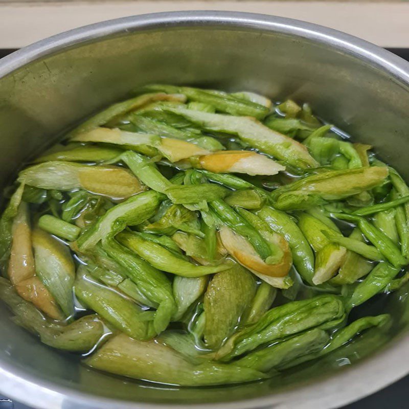 Step 3 Cook oyster soup with water spinach