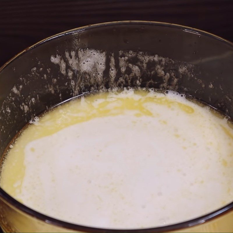 Step 3 Cook the mixture of coconut milk for pandan honeycomb cake