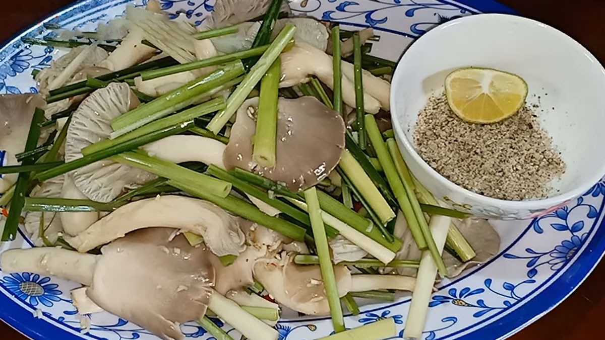 Simple steamed oyster mushrooms with lemongrass