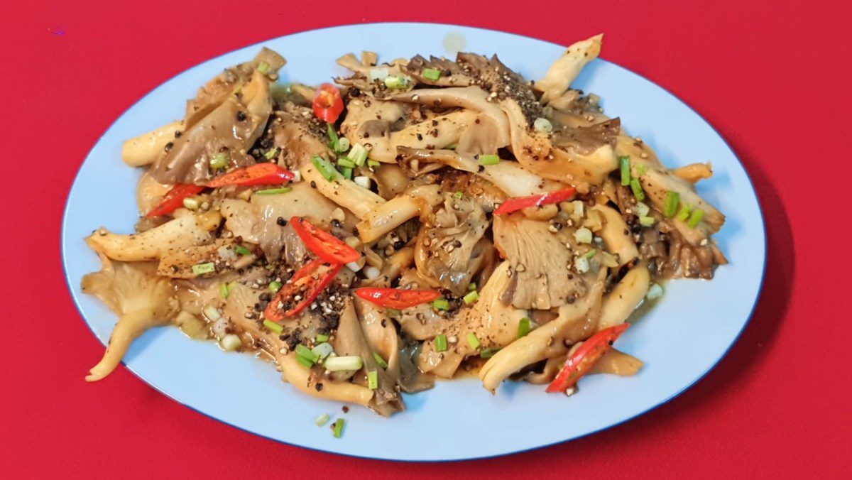 Braised oyster mushrooms with pepper